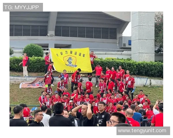 足球明星抵达保安机场引发球迷热烈追捧现场气氛火爆