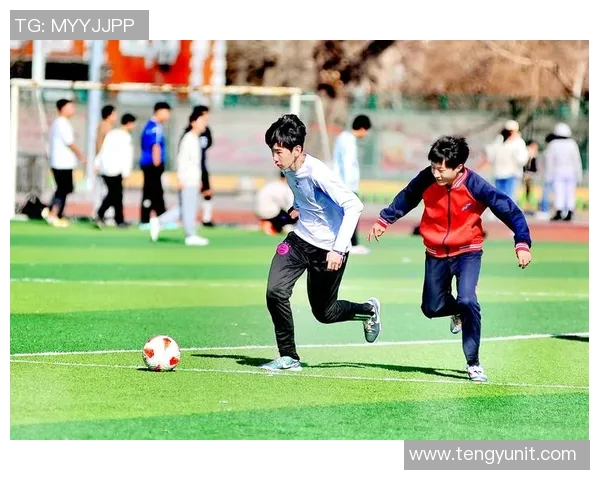 足球明星奔跑时的优雅姿态与技巧展示解析